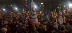 Nocna akcja policji przed Sejmem. W sali obrad wygaszono światła. Budżet na 2017 r. przyjęty w zastępczej sali!