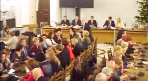 Nocna akcja policji przed Sejmem. W sali obrad wygaszono światła. Budżet na 2017 r. przyjęty w zastępczej sali!