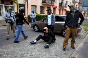 [VIDEO] Nakłaniali do prostytucji i czerpali z tego korzyści, teraz nie unikną kary