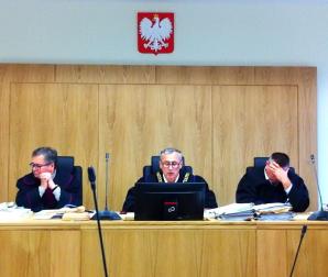 [VIDEO] W Sądzie Okręgowym w Radomiu po 5 latach, 3 zawodowych sędziów nie uznało opinii biegłego, że rolnik bez palca i z 3 pokrzywionymi NIE MÓGŁ wyraźnie podpisać się na dokumencie. Nie przesłuchali biegłej wskazującej na fałszerstwo sołtys wsi Sucha!