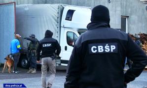 [VIDEO] Województwo Lubuskie: W wyniku współpracy Rutkowskiego z Policją, gang okradający TIR-y z użyciem luksusowych aut rozbity! Akcja z udziałem 200 policjantów z Gorzowa Wlkp., Katowic, Poznania, Szczecina i Wrocławia. Oraz z Czech, Niemiec i Austrii!