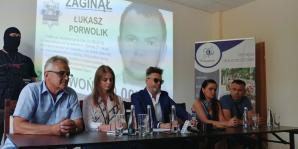 [VIDEO] Konferencja Krzysztofa Rutkowskiego: Nagroda za odnalezienie zaginionego Łukasza Porwolika. Piramida finansowa cały czas oszukuje ludzi, a jej założycie ukrywają się na Cyprze.