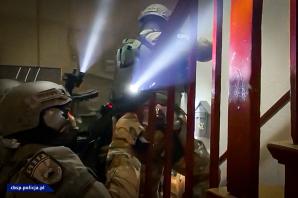 [VIDEO] Dzięki współpracy CBŚP, SG, Prokuratury Krajowej i służb hiszpańskich oraz brytyjskich, przy wsparciu Europolu, Eurojustu, KGP i KAS-u, kolejne uderzenie w zorganizowaną grupę powiązaną z pseudokibicami