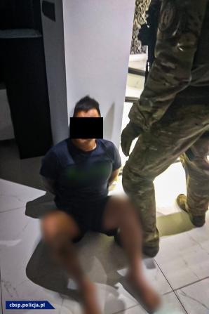 [VIDEO] Dzięki współpracy CBŚP, SG, Prokuratury Krajowej i służb hiszpańskich oraz brytyjskich, przy wsparciu Europolu, Eurojustu, KGP i KAS-u, kolejne uderzenie w zorganizowaną grupę powiązaną z pseudokibicami