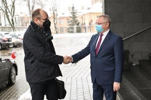 Wizyta wiceszefa polskiej dyplomacji w Wilnie. Polska i Litwa z niepokojem odnotowały postępującą eskalację napięć w regionie poprzez gromadzenie znacznych sił wojskowych Rosji wokół granic Ukrainy i na Białorusi