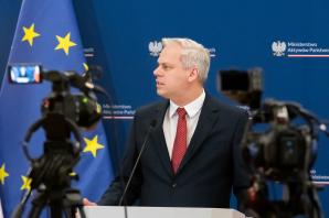 [VIDEO] Wiceminister Karol Rabenda: Pierwszy etap dystrybucji węgla zakończony pomyślnie. Prawie milion ton węgla trafiło już do gmin, które uczestniczą w programie dystrybucji węgla.