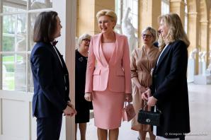 Agata Kornhauser-Duda i Laura Mattarella w Łazienach Królewskich