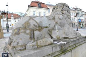Konserwacja kamiennych rzeźb lwów przed dziedzińcem Pałacu Prezydenckiego