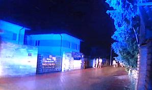 [VIDEO] Policjanci ewakuowali osoby z budynku, w którym wybuchł pożar