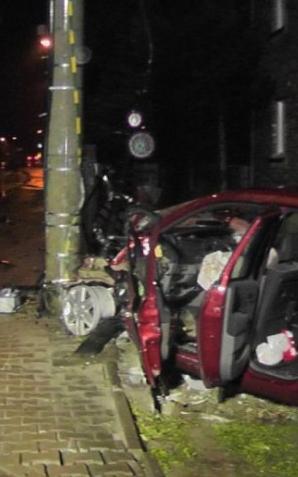 Po służbie zatrzymał kompletnie pijanego kierowcę. Z otwartymi drzwiami wjechał w słup