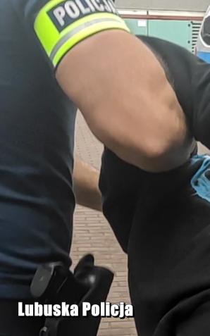 [VIDEO] Metodą „na wyrwę” okradał starsze osoby. Policjanci zatrzymali 21-latka, który usłyszał 7 zarzutów