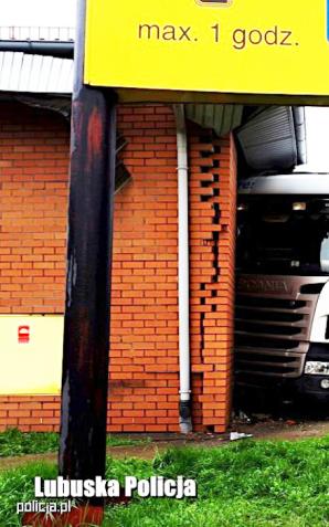 Wjechał TIRem w budynek marketu. Mogło dojść do tragedii