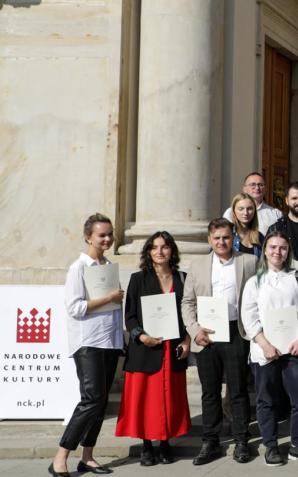 XX edycja programu stypendialnego „Gaude Polonia 2021” rozstrzygnięta!  We wszystkich dotychczasowych edycjach przyznano 816 stypendiów dla twórców z Albanii, Armenii, Białorusi, Bułgarii, Gruzji, Kazachstanu, Macedonii, Mołdawii, Rosji, Serbii i Ukrainy