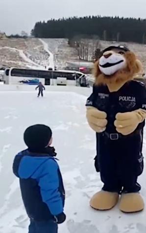[VIDEO] Bezpieczne ferie z Komisarzem Lwem - zapraszamy do udziału w zimowym konkursie