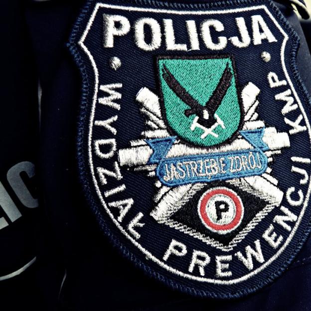 Wyprowadzili mężczyznę z palącego się pustostanu