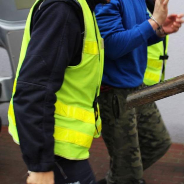 Z pałką teleskopową na auta, z nożem na policjanta. Szybko obezwładniony i zatrzymany