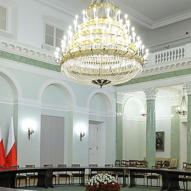 Dziś 30. rocznica rozooczęcia obrad Okrągłego Stołu. Historyczny mebel udostępniony dla zwiedzających
