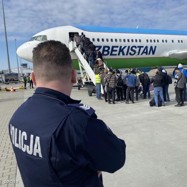 Tarnogórscy policjanci na lotnisku w Pyrzowicach. Obywatele krajów wschodu, takich jak Uzbekistan, Pakistan, Kazachstan i Azerbejdżan pragną wrócić do swojej ojczyzny
