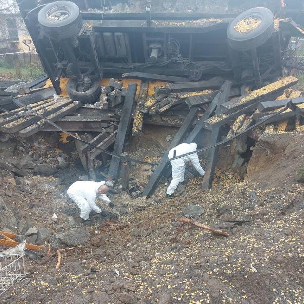 Krater po wybuchu rakiety w Przewodowie