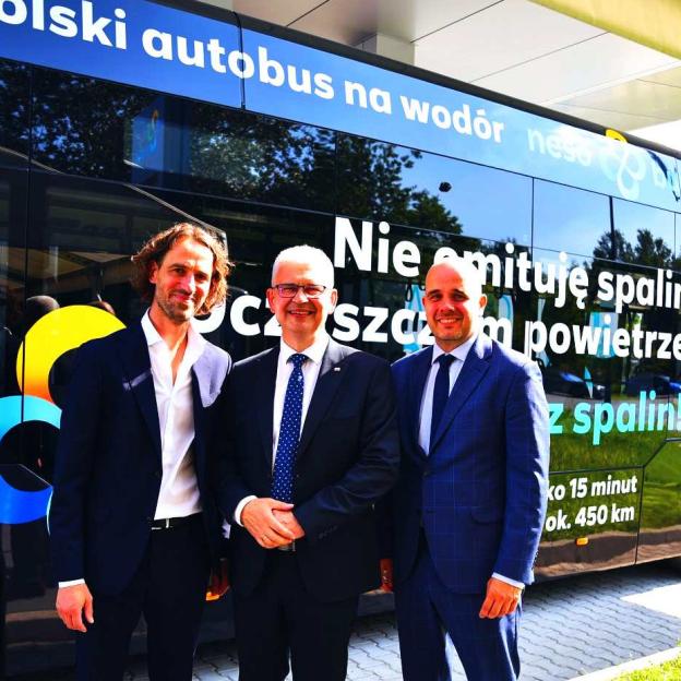 Wiceminister Ireneusz Zyska na otwarciu stacji wodorowej w Warszawie
