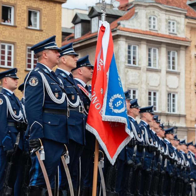 [VIDEO] Premier Donald Tusk uczestniczył w Centralnych Obchodach Święta Policji na Placu Zamkowym w Warszawie