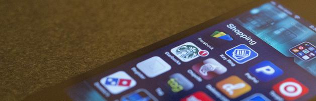 Telefon będzie stopniowo zastępował plastikową kartę. Polacy szybko przekonują się do innowacji w płatnościach