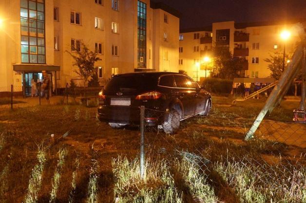 Lublin: Staranował ogrodzenie i wjechał na plac zabaw. Kierujący nie uniknie odpowiedzialności!