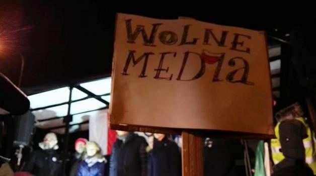 Nocna akcja policji przed Sejmem. W sali obrad wygaszono światła. Budżet na 2017 r. przyjęty w zastępczej sali!