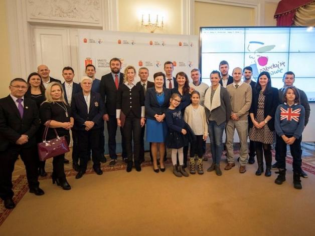 Medaliści i ich trenerzy z nagrodami m.st. Warszawy