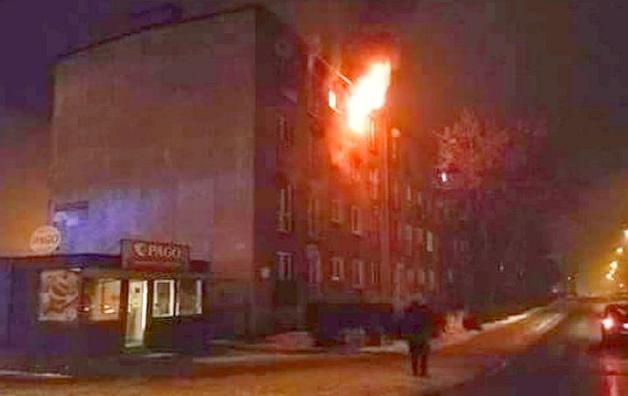 Policjanci z Rybnika uratowali małżeństwo z płonącego bloku!