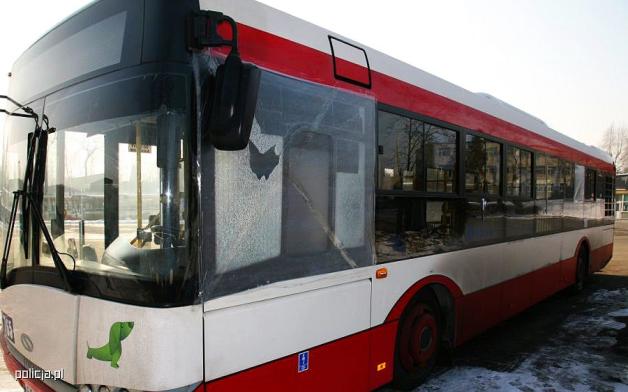 19-latek strzelał do miejskiego autobusu. Wyglądało to jak