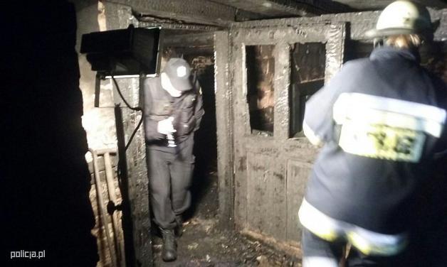Policjanci wyprowadzili z pożaru rodzinę z małym dzieckiem