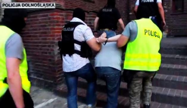  Wrocław: 27-latek poszukiwany listem gończym za podwójne usiłowanie zabójstwa wpadł w ręce policjantów