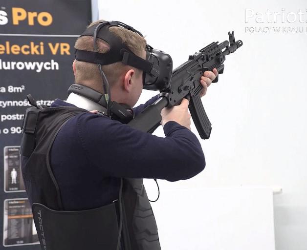 [VIDEO] Policjanci będą trenować strzelanie replikami broni sprzężonymi z wirtualną rzeczywistością. Rozwiązanie polskiego start-upu znajdzie zastosowanie także w e-sporcie