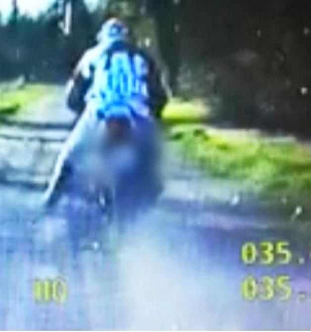 [VIDEO] Zderzył się z radiowozem. Głupią ucieczkę zakończył za kratami