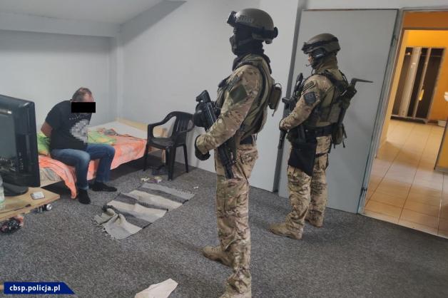 [VIDEO] Zlikwidowana grupa przestępcza, fabryka papierosów, krajalnia oraz 2 paczkowalnie. Zatrzymano 21 osób narodowości polskiej, wietnamskiej oraz chińskiej 