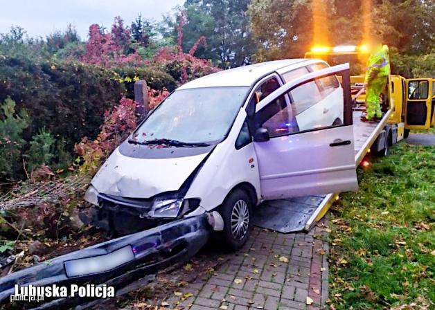 [VIDEO] Pościg zakończył na ogrodzeniu. Kierowca po narkotykach i bez uprawnień zatrzymany przez policjantów