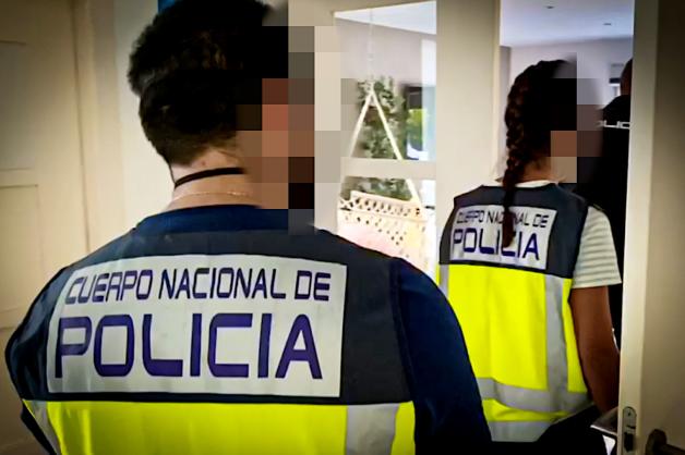 [VIDEO] Dzięki współpracy CBŚP, SG, Prokuratury Krajowej i służb hiszpańskich oraz brytyjskich, przy wsparciu Europolu, Eurojustu, KGP i KAS-u, kolejne uderzenie w zorganizowaną grupę powiązaną z pseudokibicami