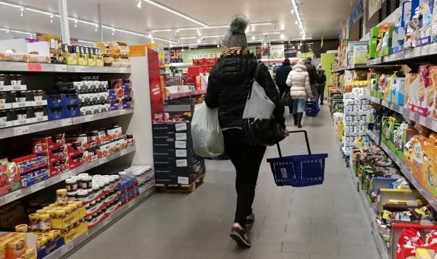 Grudniowe zaskoczenie w sklepach. Dymnika wzrostu cen lekko wyhamowała. Ale wciąż jest bardzo drogo