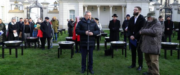 „Żadnych marzeń” – piktogram Jerzego Kaliny w hołdzie powstańcom styczniowym na dziedzińcu Ministerstwa Kultury i Dziedzictwa Narodowego