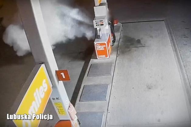 [VIDEO] Nudził się. Popsikał sobie gaśnicami na stacji benzynowej 