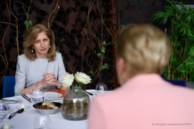 Agata Kornhauser-Duda i Laura Mattarella w Łazienach Królewskich