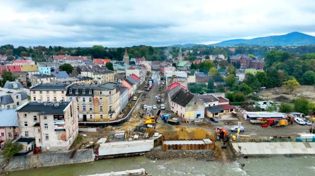 [VIDEO] DK40 Głuchołazy, sprzątanie pozostałości mostu i przygotowania do budowy tymczasowej przeprawy