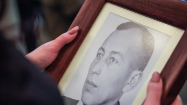 [VIDEO] Wręczenie not identyfikacyjnych rodzinom ofiar totalitaryzmów